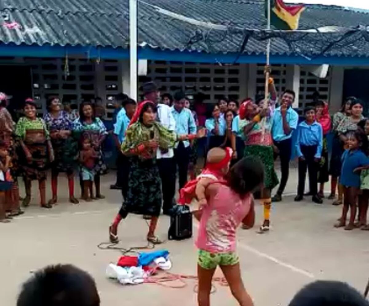 Gunas arrían bandera panameña en protesta por que no van a cobrar la Beca Universal o Pase-U. Video