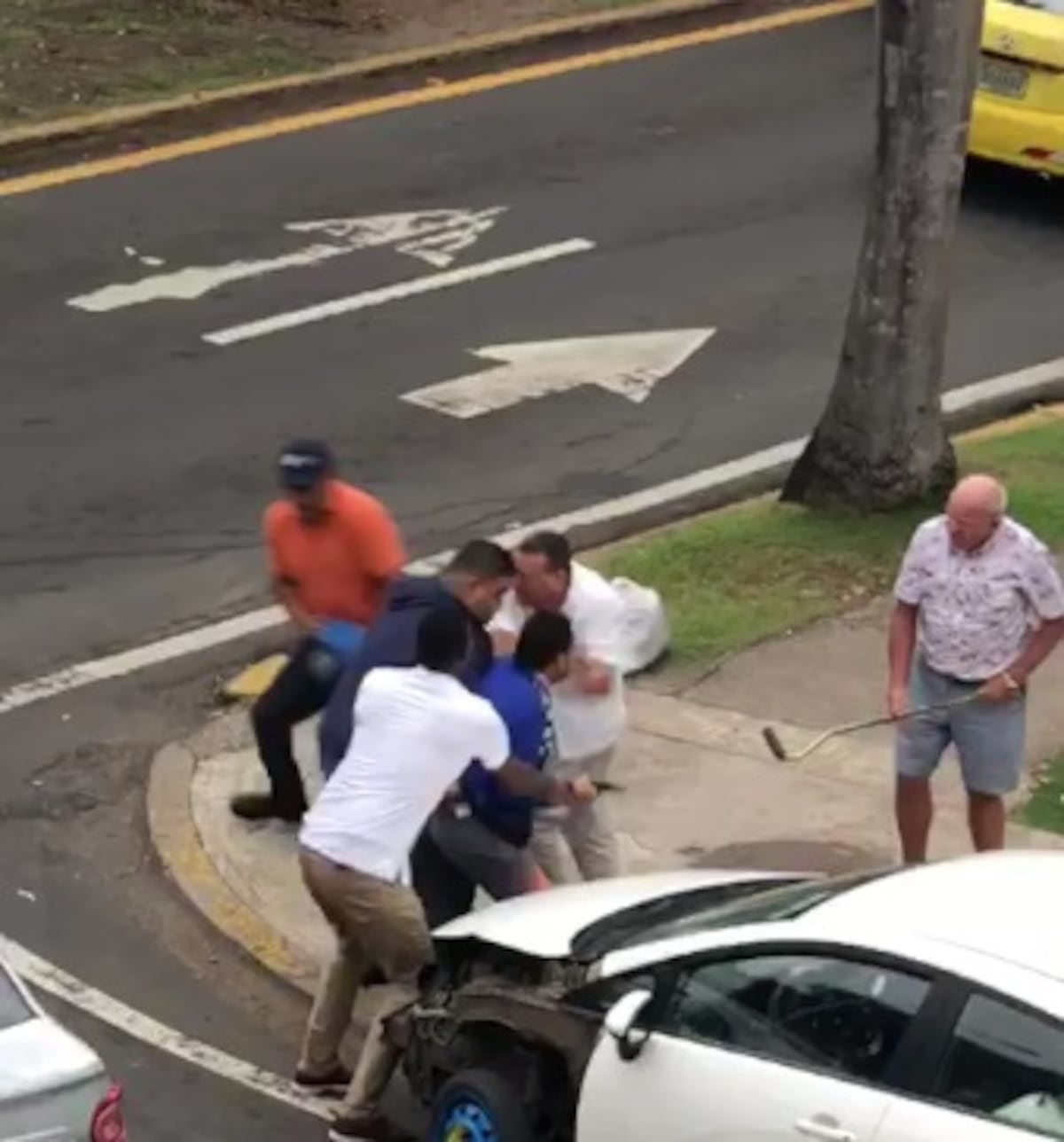 De película. Venezolano con arma en mano trató de robar Rolex a turista. Ciudadanos y Policía lo atrapan. Video