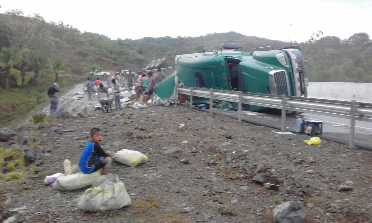 ¡Rebatiña de cemento! Camión se vuelca en la Interamericana en Veraguas