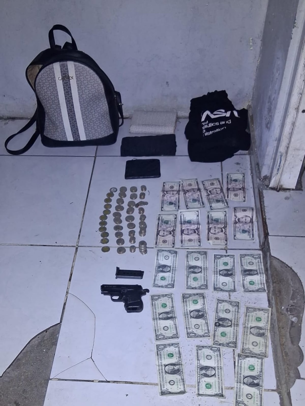 ¡Pensaron que coronaban! Golpearon a una cajera durante un asalto en Colón y terminaron escondidos entre la maleza