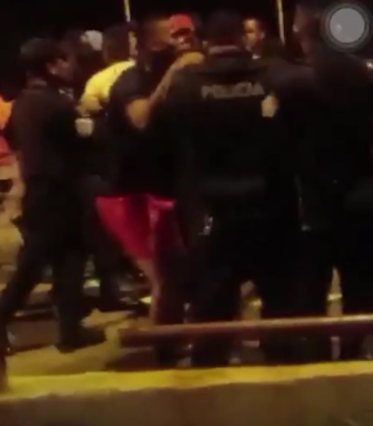 Demencia. Pelea de perros termina en muerte, cierre de calles y trifulca con la Policía. Video