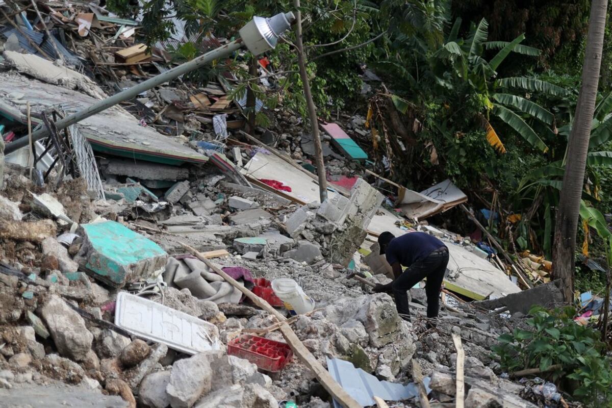 Indignación en Haití. Saquearon camiones que transportaban ayuda humanitaria en una carretera del país caribeño