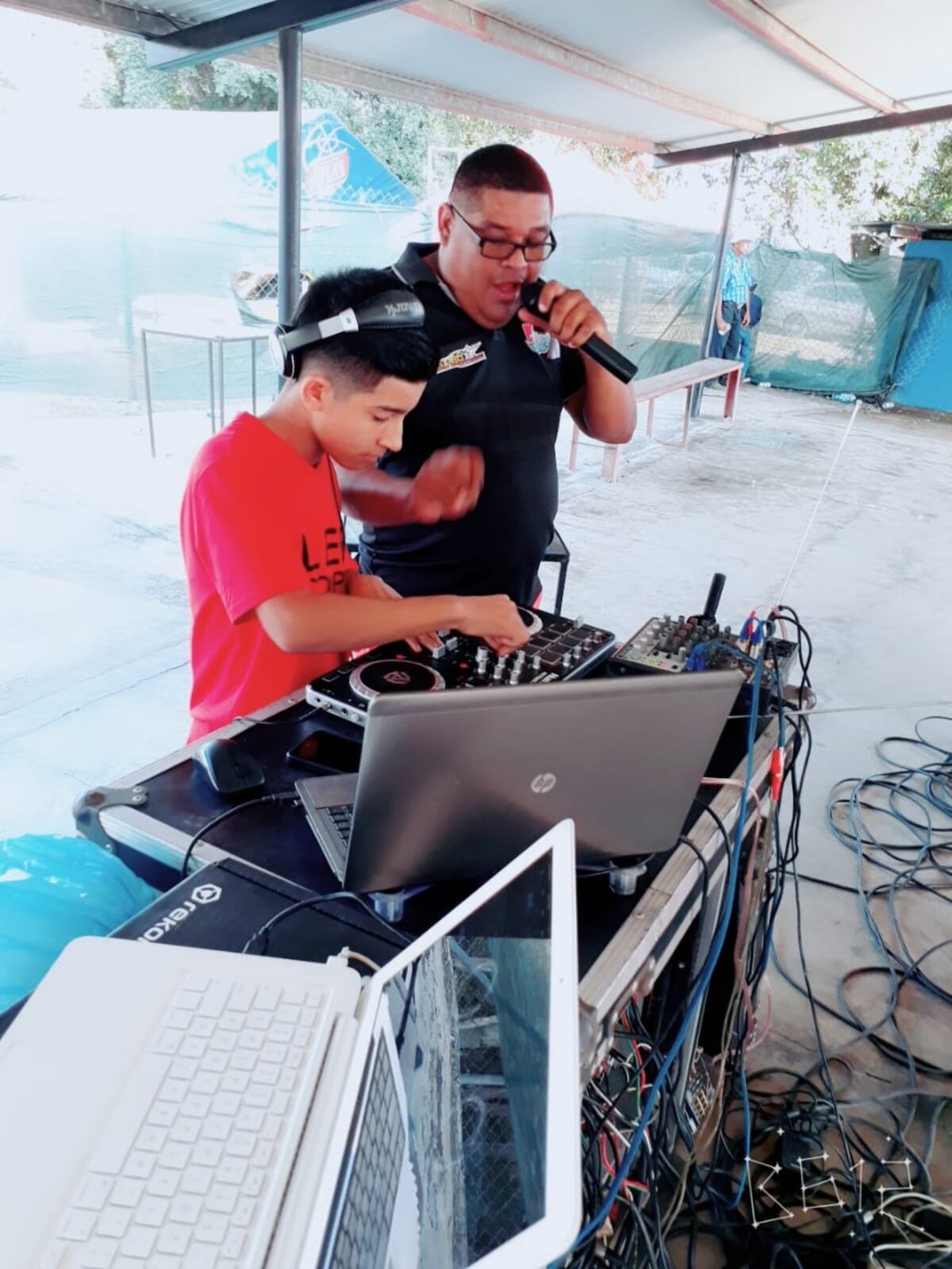 Mini Dj chiricano impresiona a Flecha. Muchos no pueden creer que a su corta edad tenga tanto potencial. Video