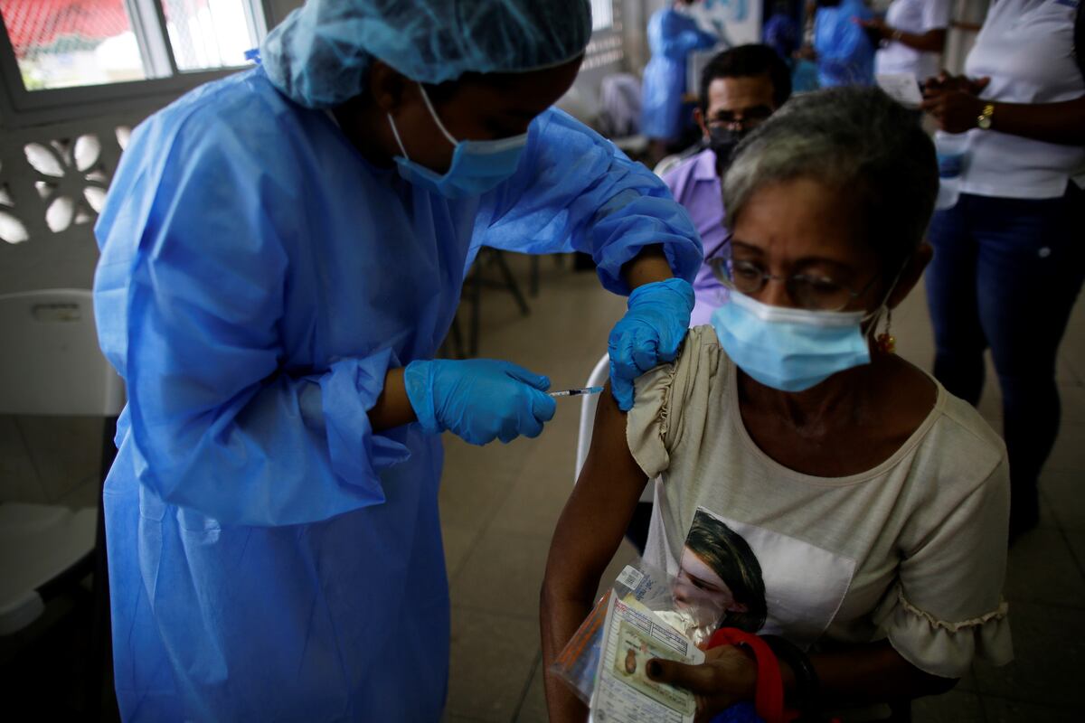 Evalúan aplicación de cuarta dosis contra la covid-19 para pacientes crónicos 