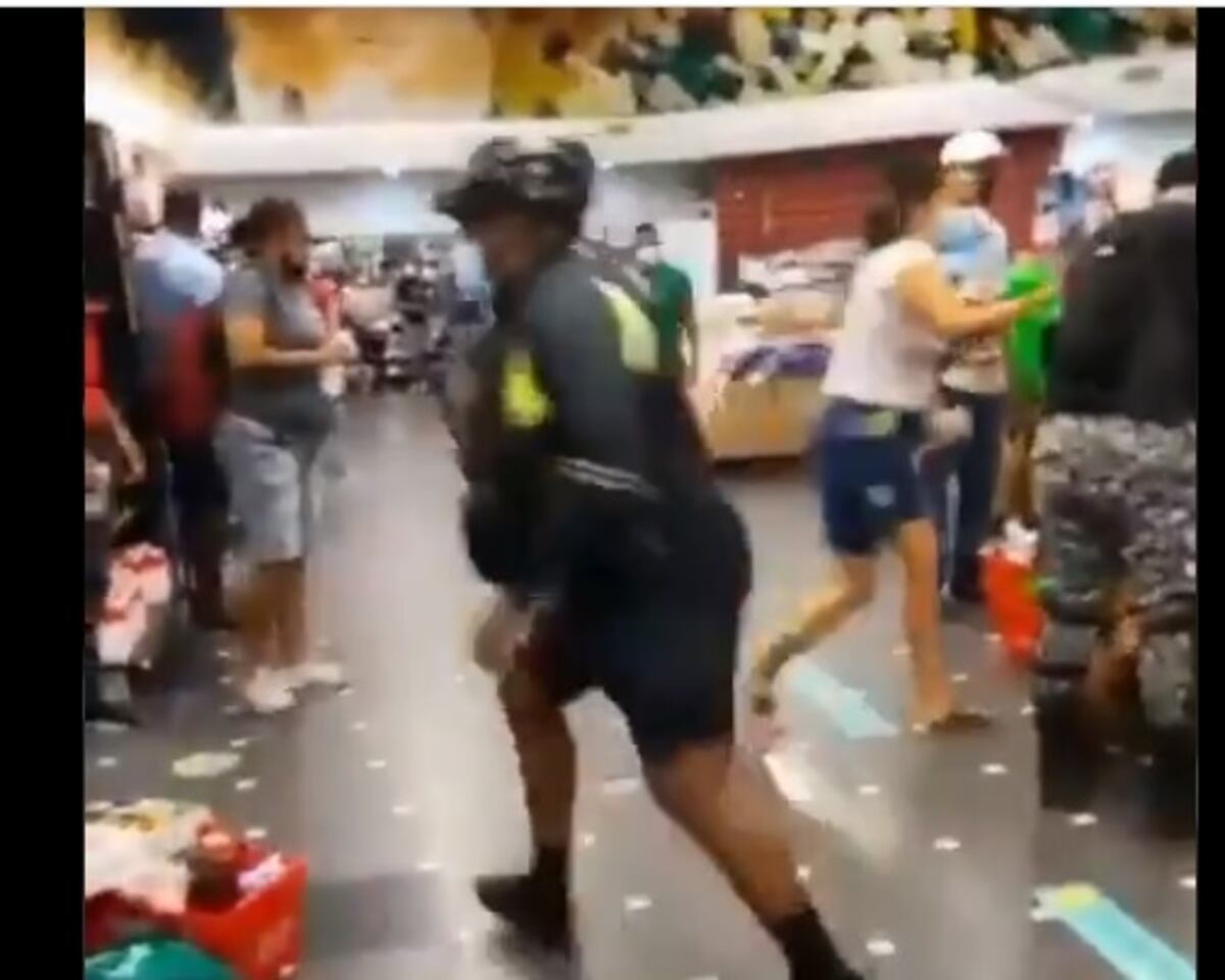 Pánico. Tratan presuntamente de asesinar a hombre dentro de un supermercado. Policía captura a un sujeto. Video