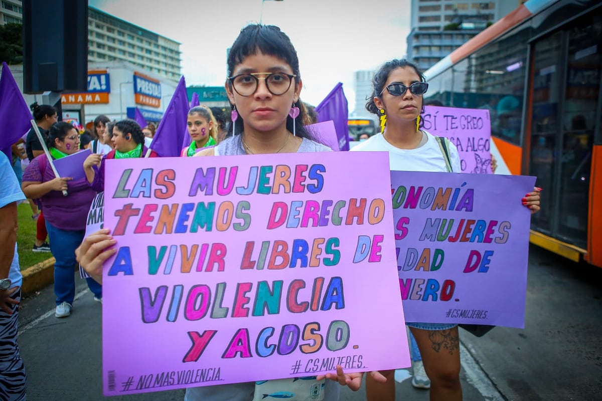 ‘Me decías te amo mientras me matabas’. Mujeres marcharon por un alto a la violencia y por las que han asesinado. Video