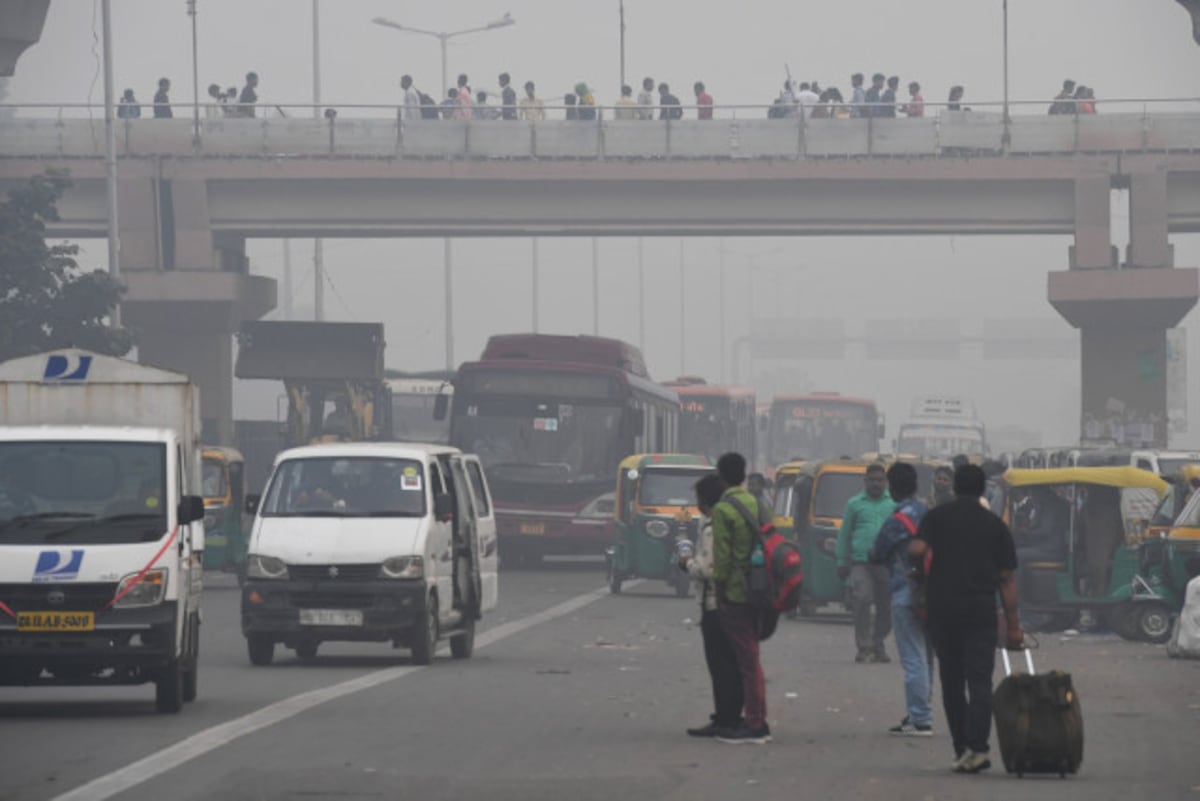 En Nueva Delhi millones de habitantes amanecen bajo una neblina contaminante 