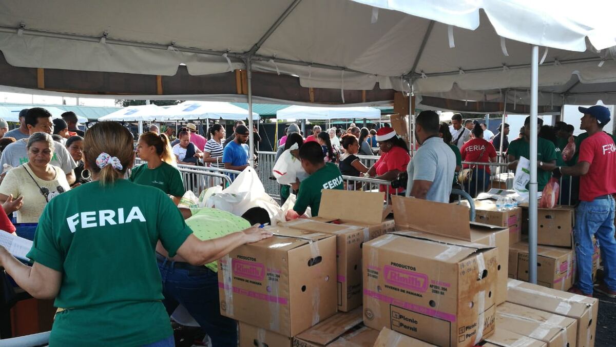 Así van las filas. Consumidores llegan a comprar jamones este domingo en la ferias del IMA . Video