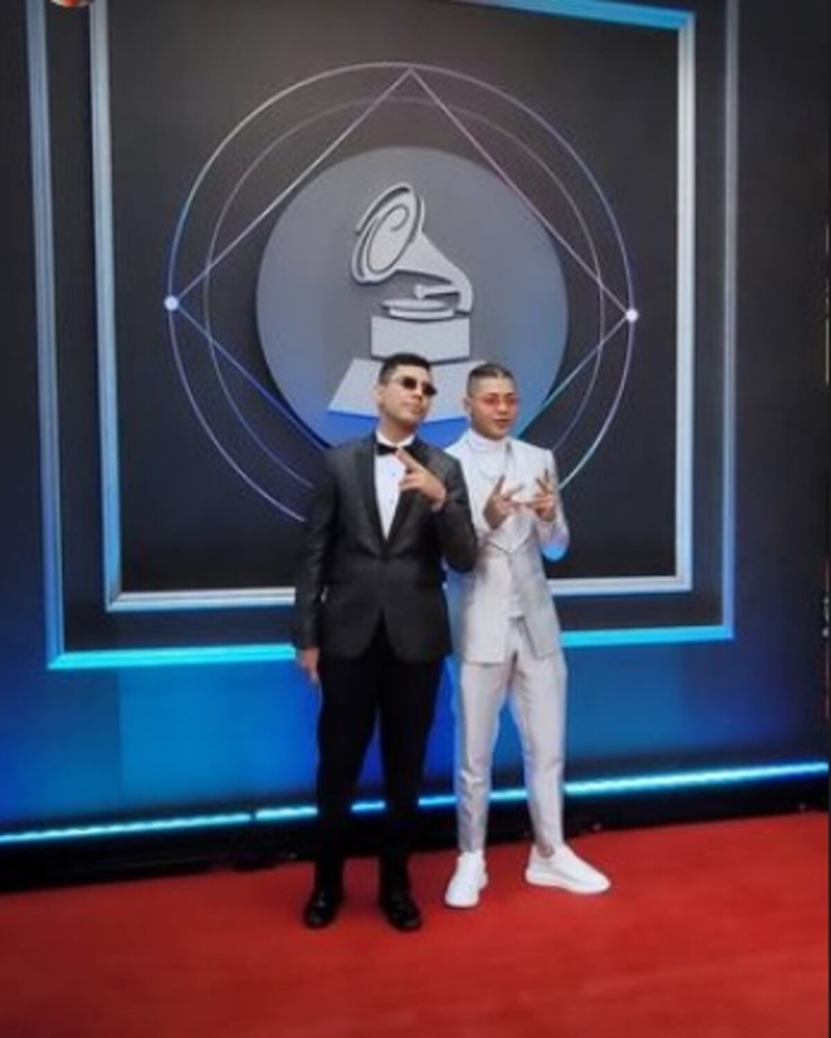 ‘Mamá, mira, llegué a los Latin Grammy’. El Boza se lució con su presentación y con su ‘look’. Video