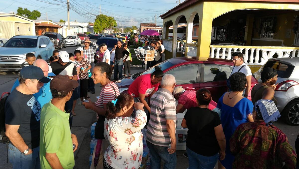 Así van las filas. Consumidores llegan a comprar jamones este domingo en la ferias del IMA . Video