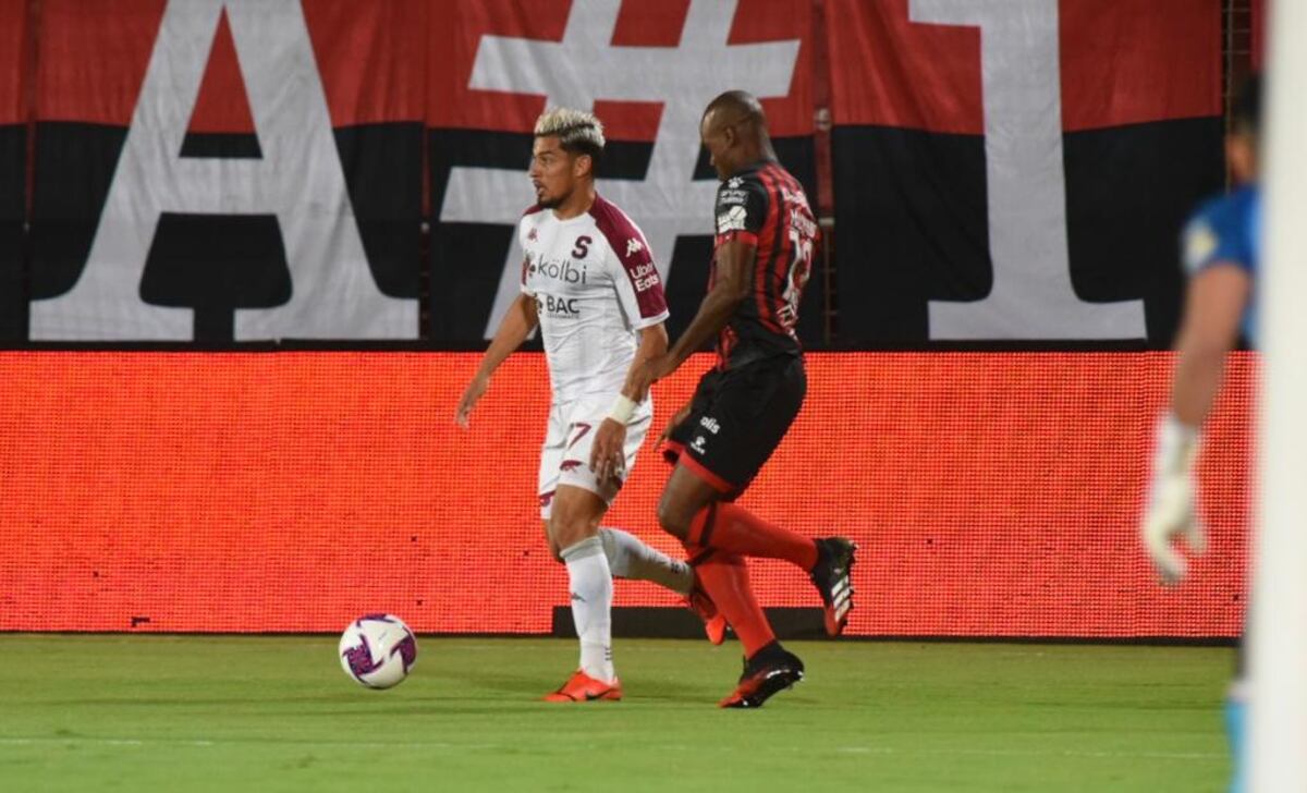 Machado y Alajuelense dejan escapar el triunfo en el clásico del fútbol de Costa Rica. Video