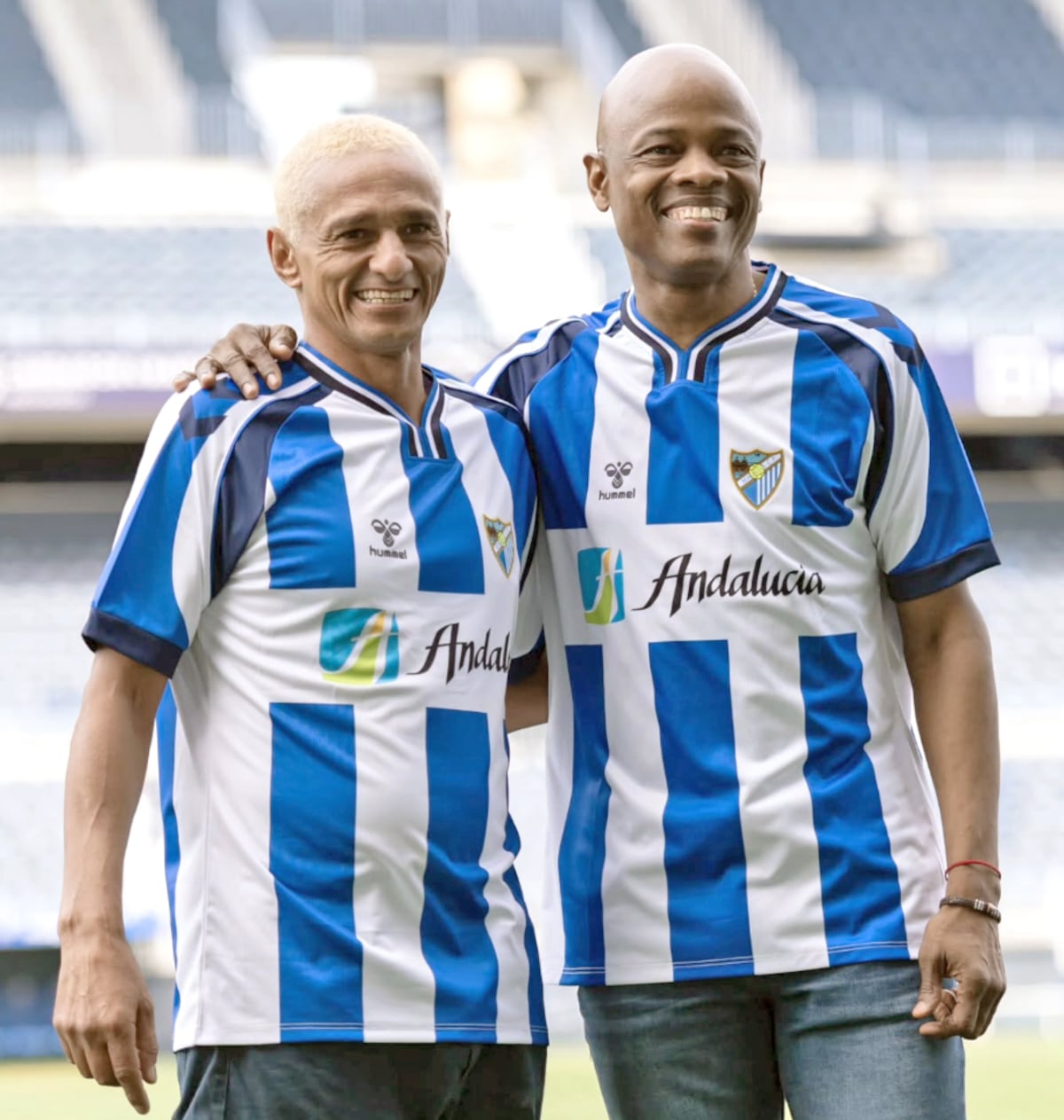 Dely y Darío revolucionan Málaga con la nueva camiseta ‘Retro 25’