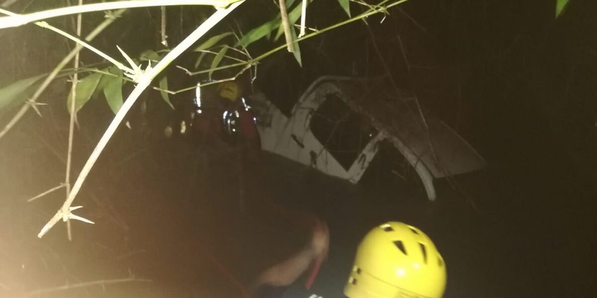 Venía de una competencia de 4x4 y encontró la muerte. Dos pickup fueron arrastrados por la corriente. 