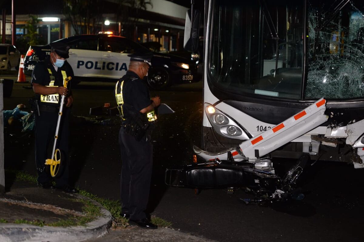 Lamentable. Pareja murió al colisionar su motocicleta contra un metrobús en Río Abajo