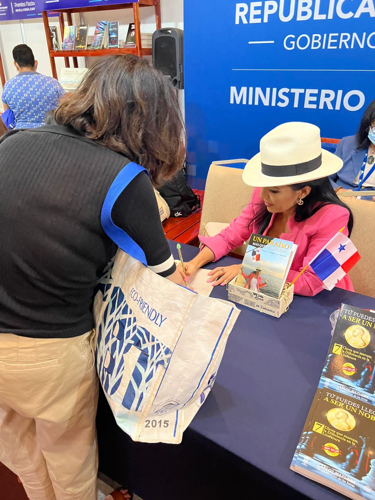 No lo podría creer. Abogada panameña logra el récord de vender todos sus libros en solo 11 minutos en la feria