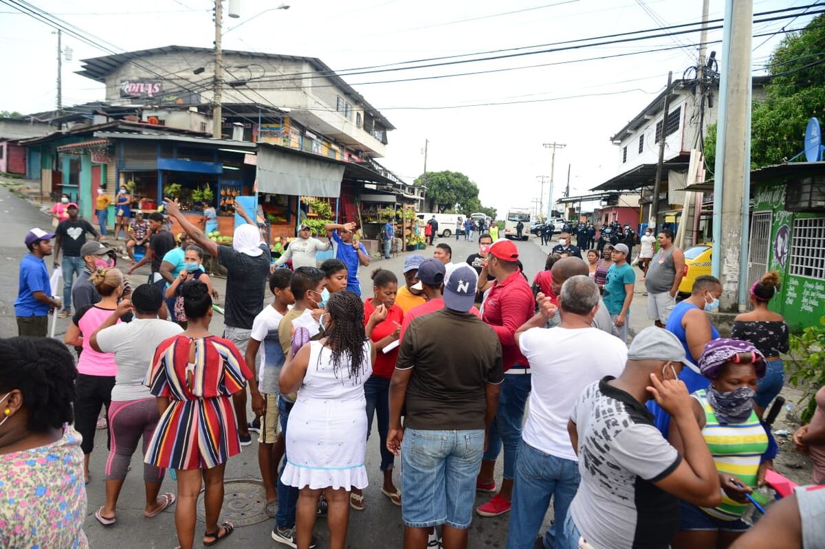 Continúan las protestas. Residentes de El Poderoso en San Miguelito, salen a las calles a reclamar su bono solidario