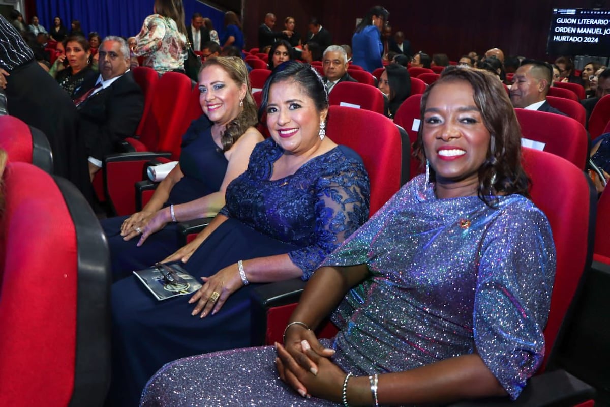 Maestros panameños reciben vehículos nuevos y premios en el Día del Educador