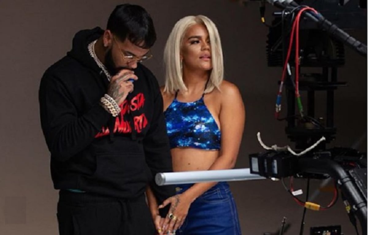 Real Academia Española corrige a Anuel y Karol G una falta de ortografía