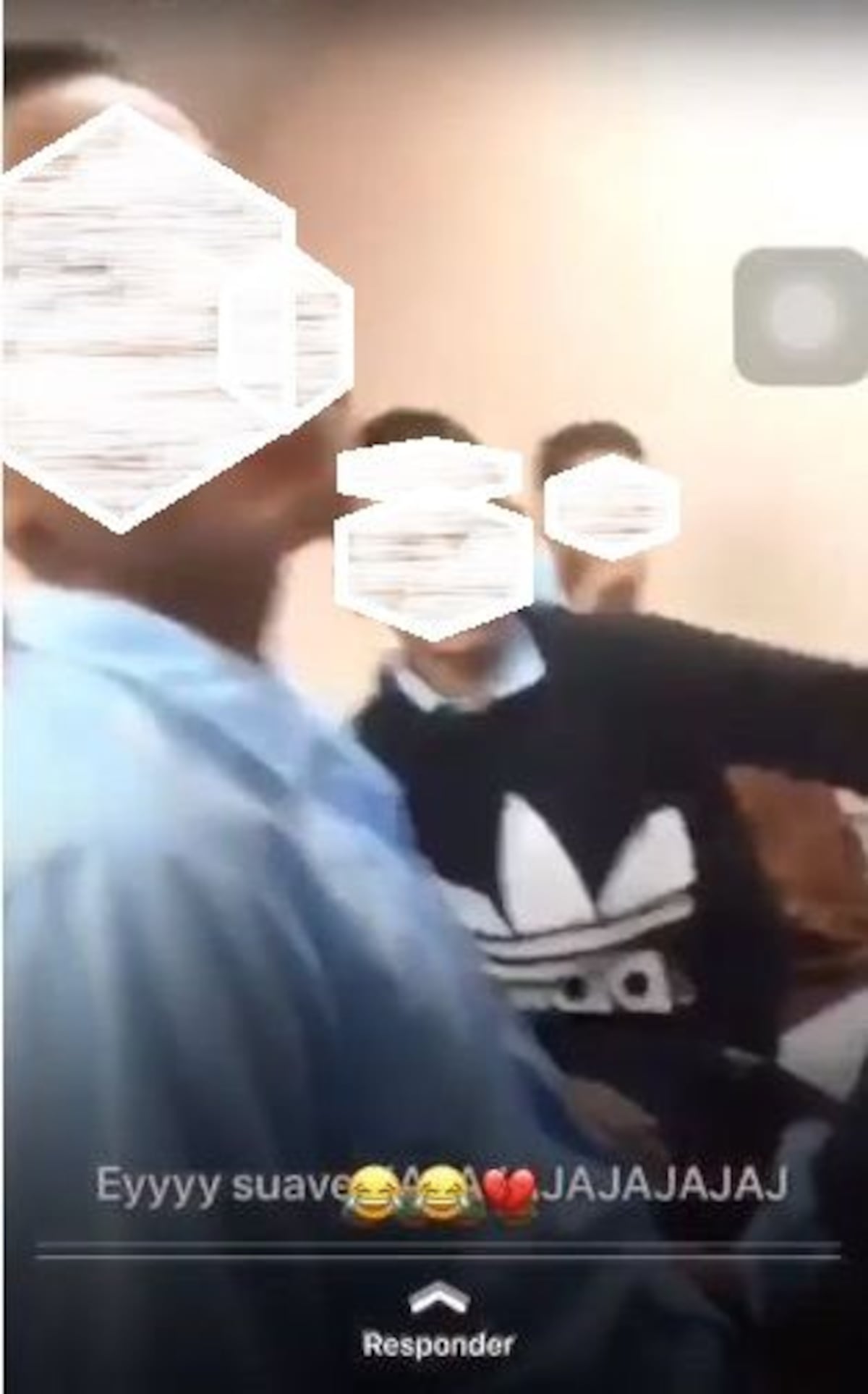 Horror. Filman a estudiantes teniendo relaciones en un salón de clases. Circulan videos