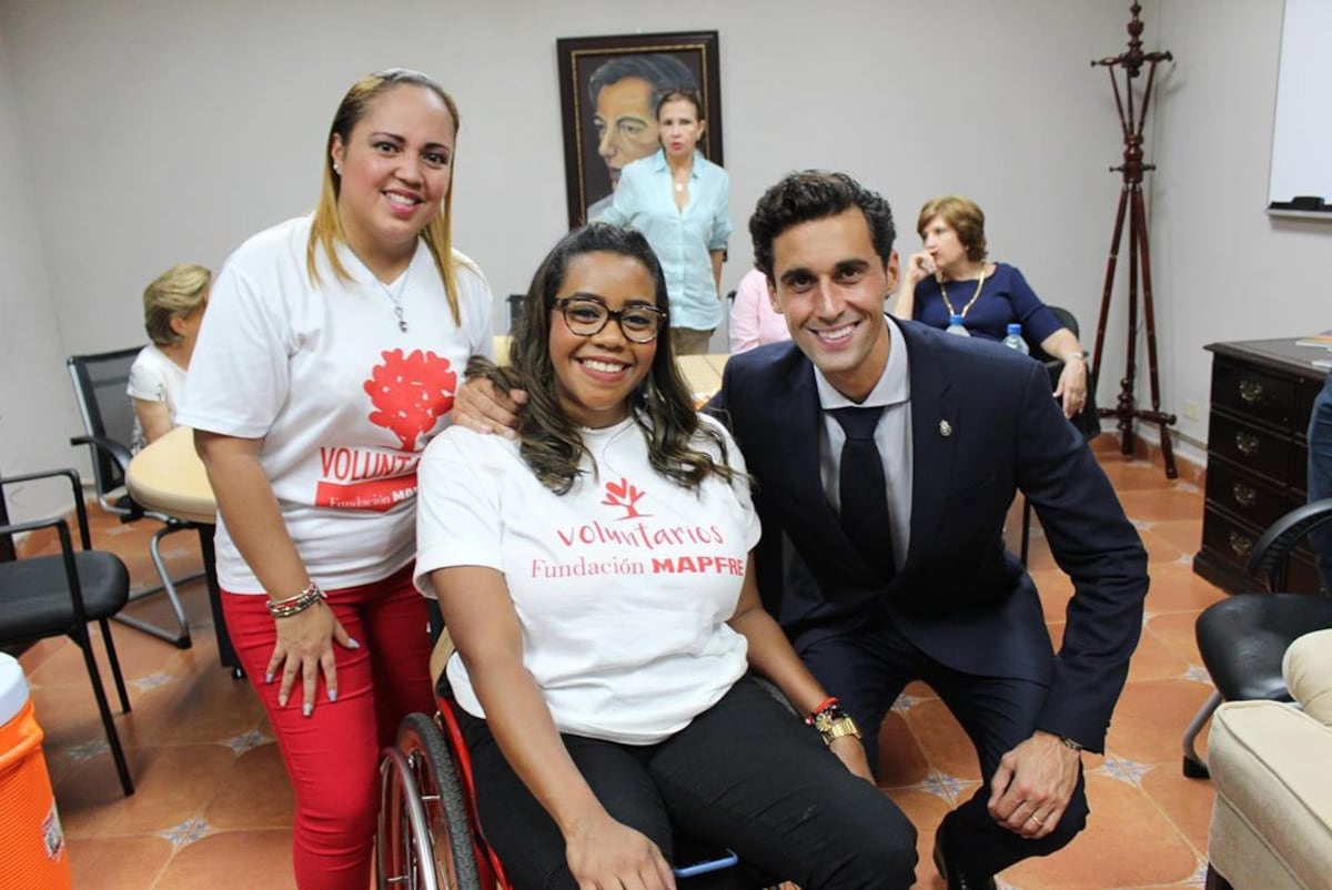 Exjugador del Real Madrid sorprende a niños en Panamá