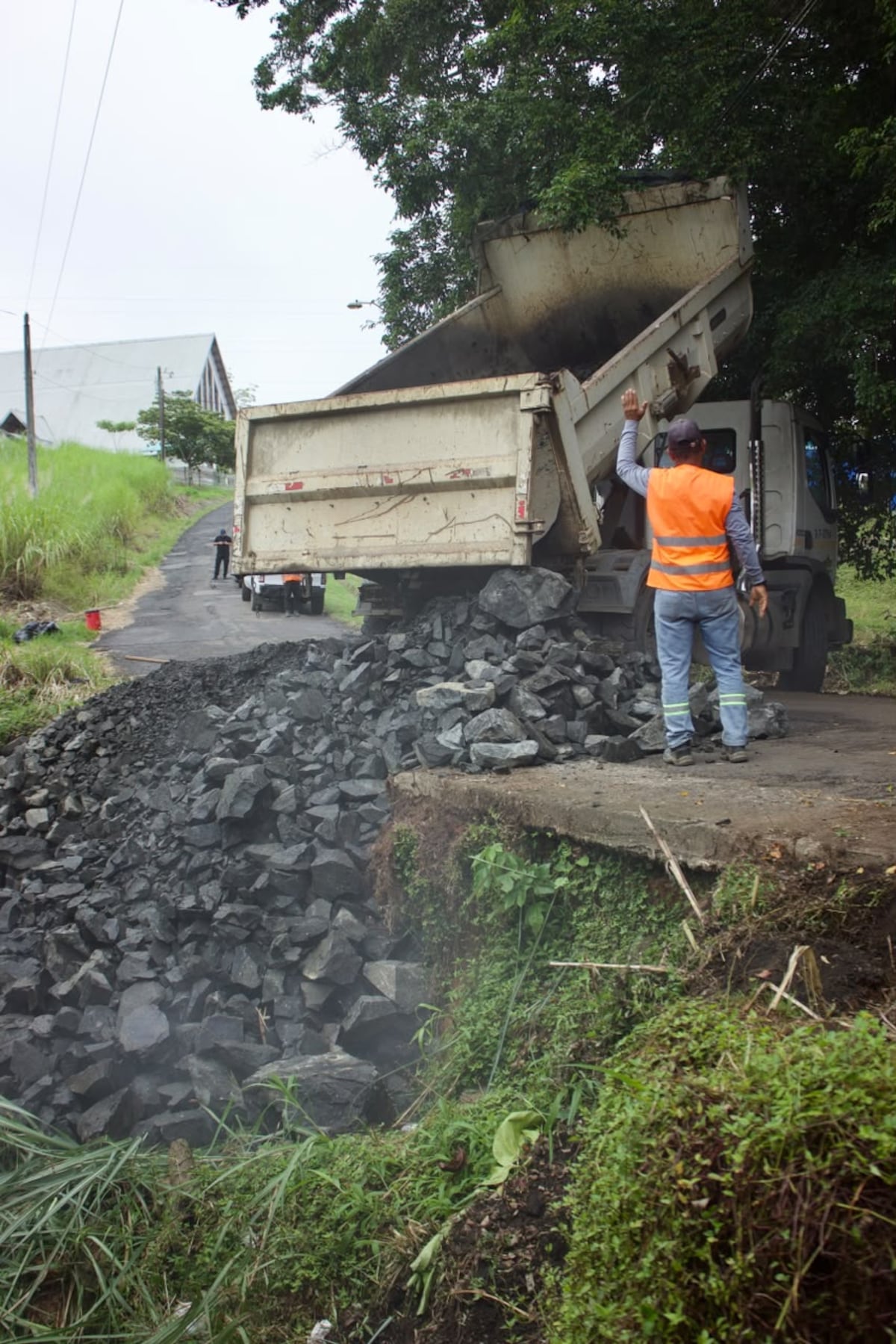 Basura obstruyó drenaje y provocó deslizamiento en una vía de Arraiján