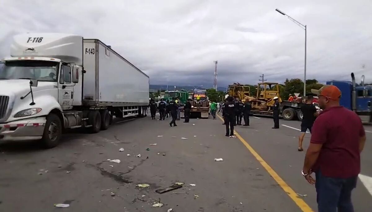 Disuelven protesta de transportistas y productores a la fuerza en Chiriquí