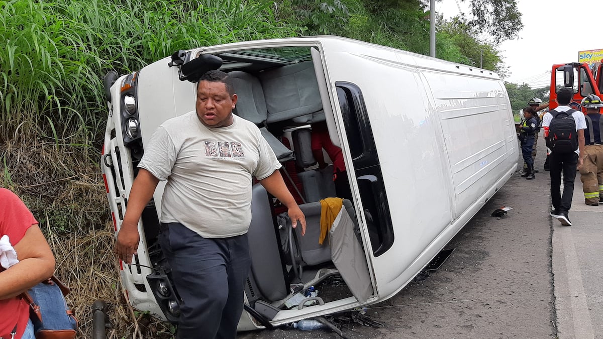 Por evitar colisionar con un auto que se tiró. Se vuelca busito de la ruta Panamá- Hato Montaña. Video. 