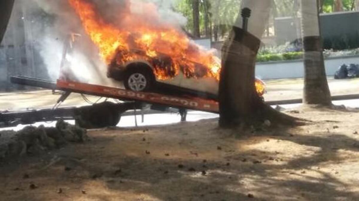 Tragedia. Sedán vive un infierno en pleno Jueves Santo. Bus lo choca y arde en llamas