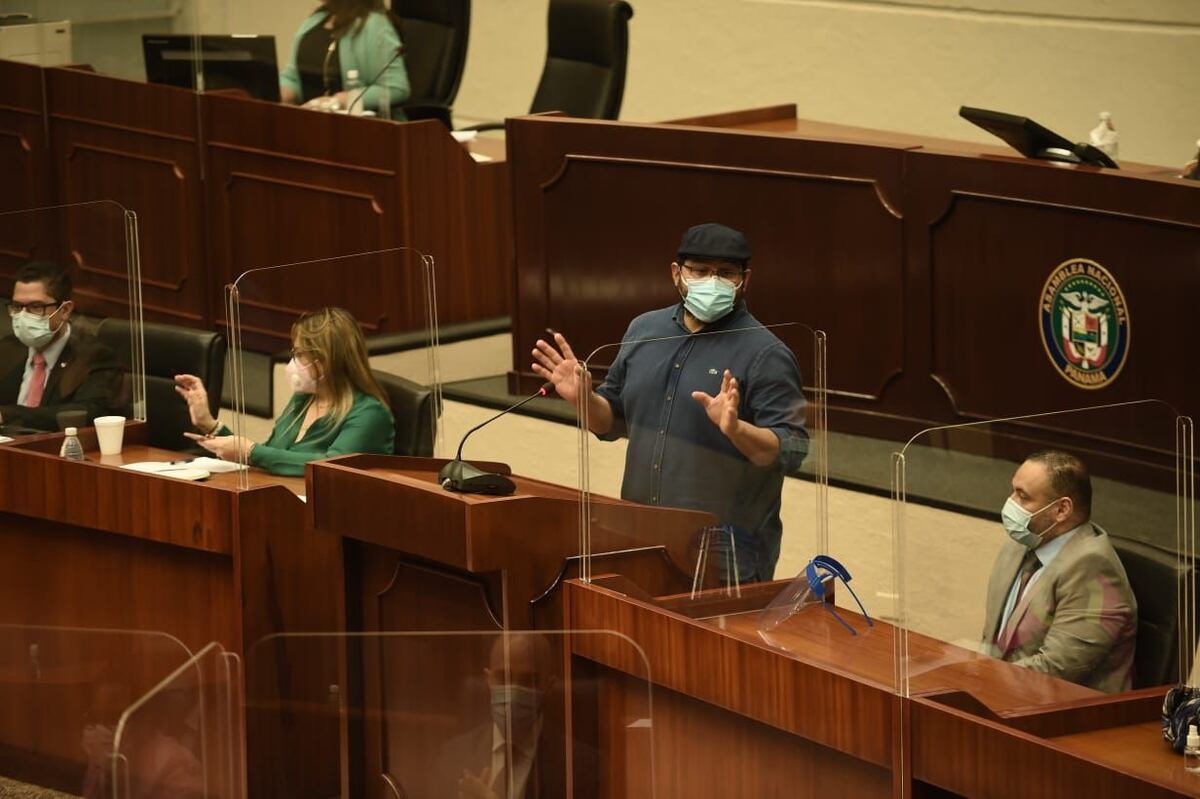 Discusión enardecida. ‘Bolota’ Salazar colma a Saúl Méndez. Diputados reaccionan. Video