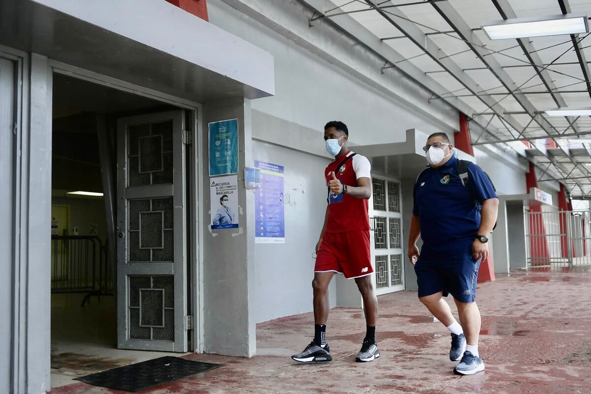 Amir Murillo recibe segunda dosis de la vacuna previo al partido contra México