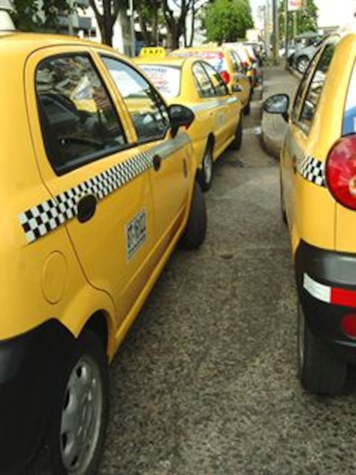 A partir de este lunes todos los taxis podrán salir. Se levanta medida de pares y nones