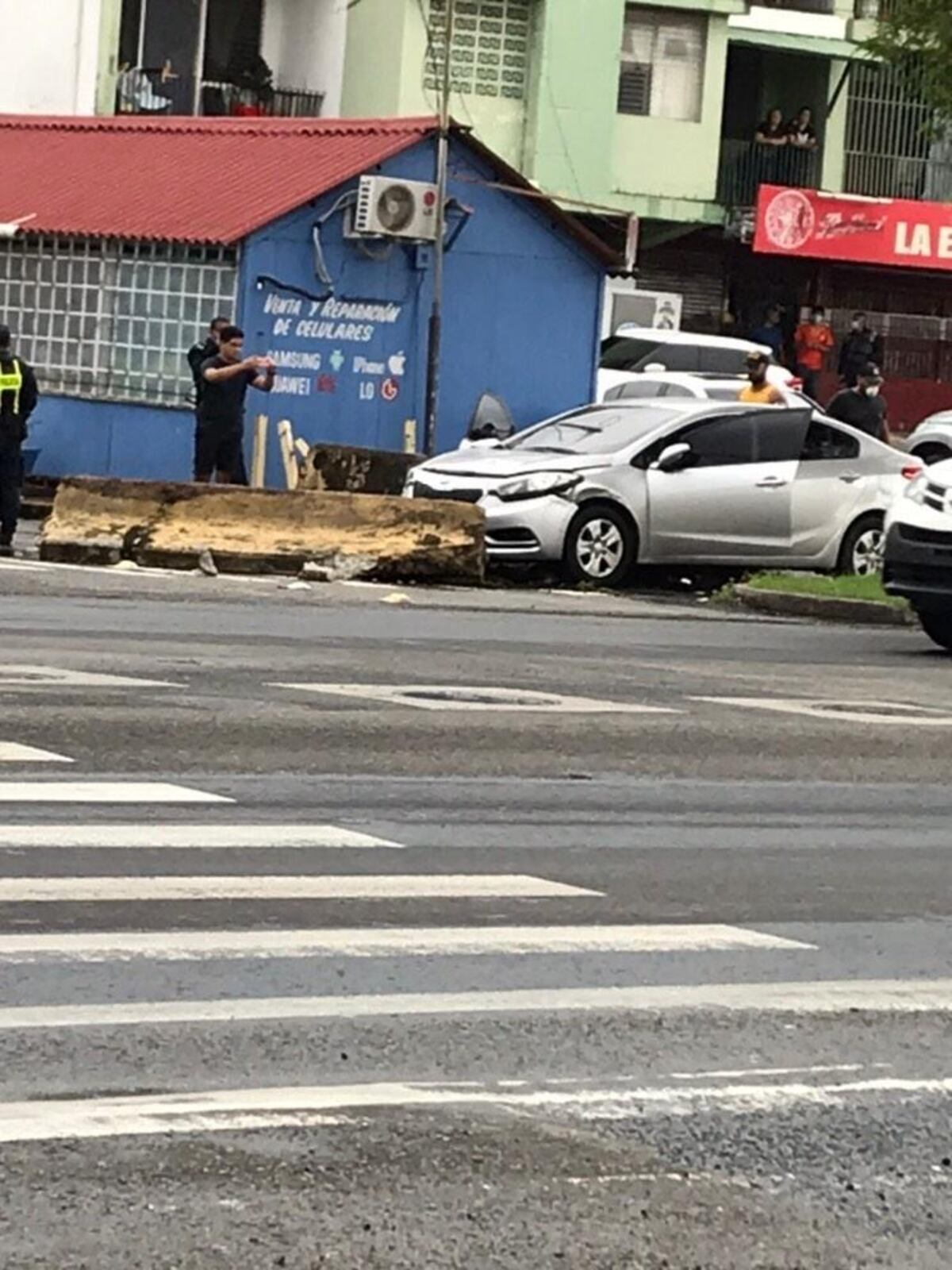 Como de película. Delincuentes arrojan a señora de carro en marcha y se estrellan en Campo Lindbergh