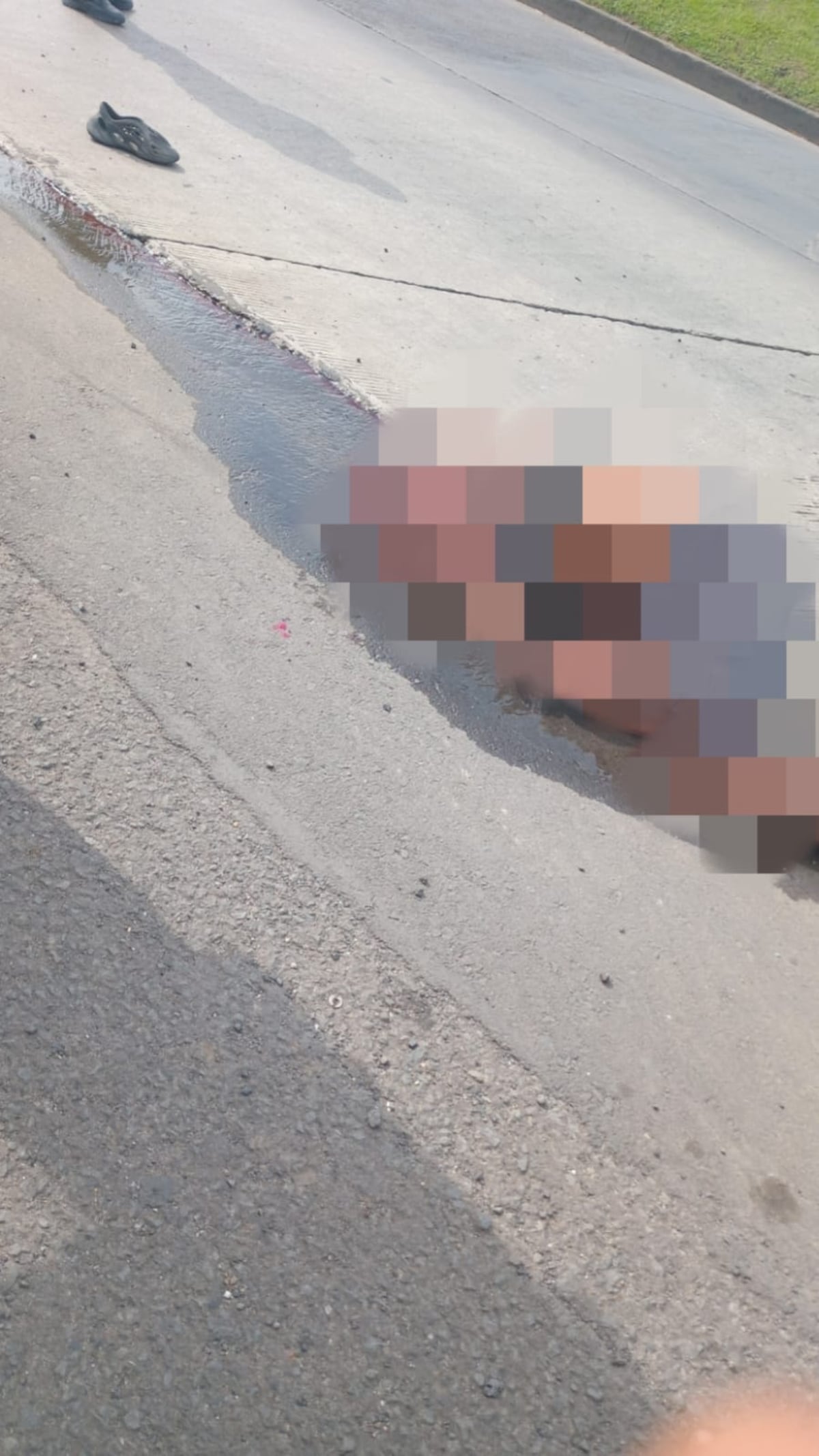 Lo que pasó en segundos: taxi invade el hombro y atropella a adulto mayor en Villa Grecia