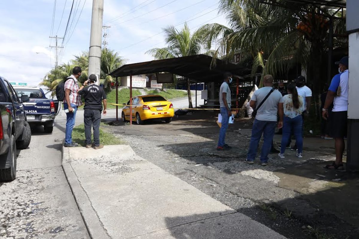 Taxista intentó escapar de su asesino, pero cayó fulminado a tiros detrás de una parada en la carretera Panamericana