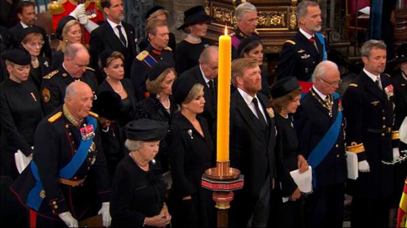 Los de España se sentaron con los representantes de otras monarquías, presentes en la misa por Isabel II. EFE