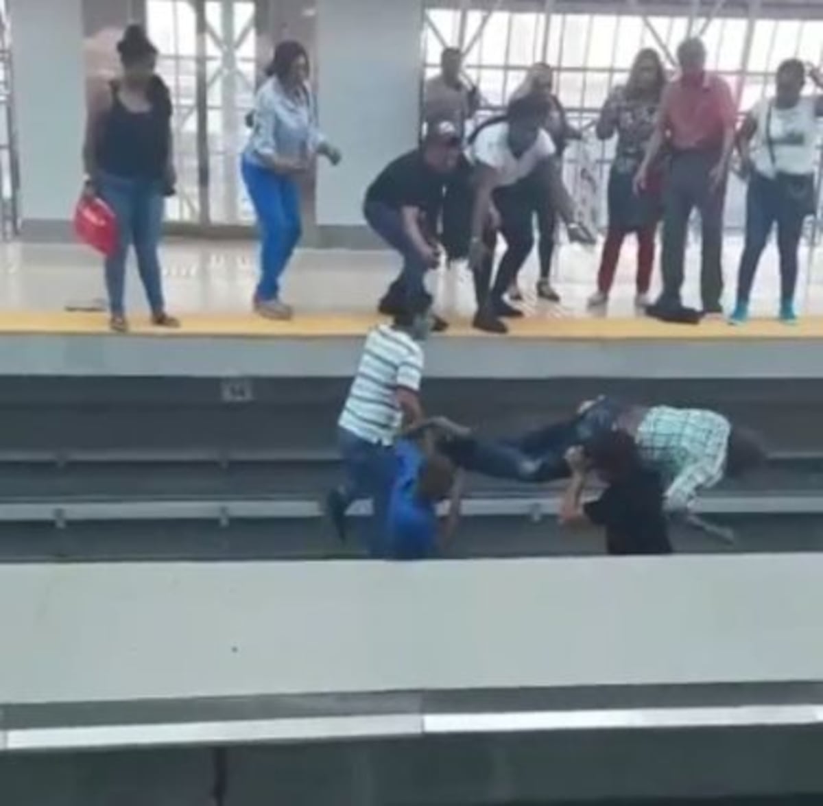 Última hora. Adulto mayor cae en los rieles del Metro de la estación Cerro Viento. Video