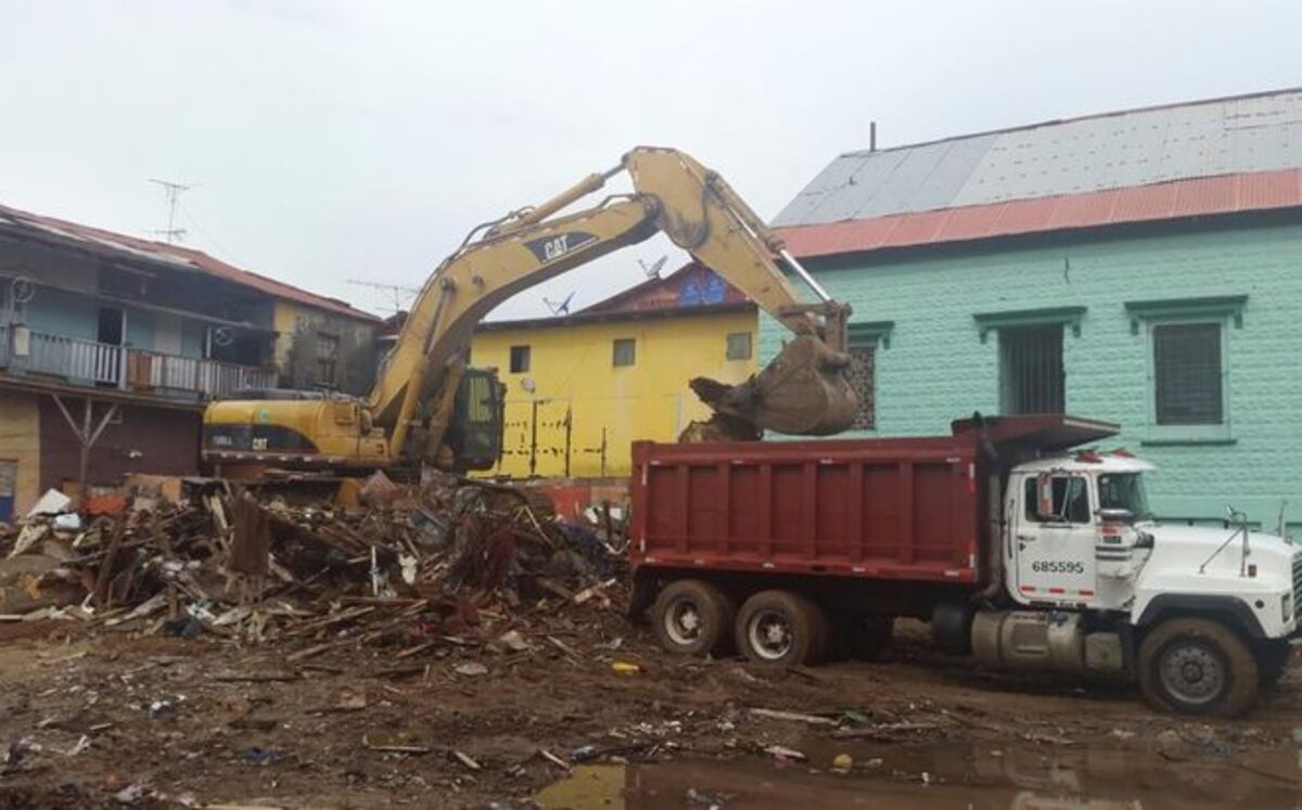 Demuelen caserones para construir nuevas edificaciones