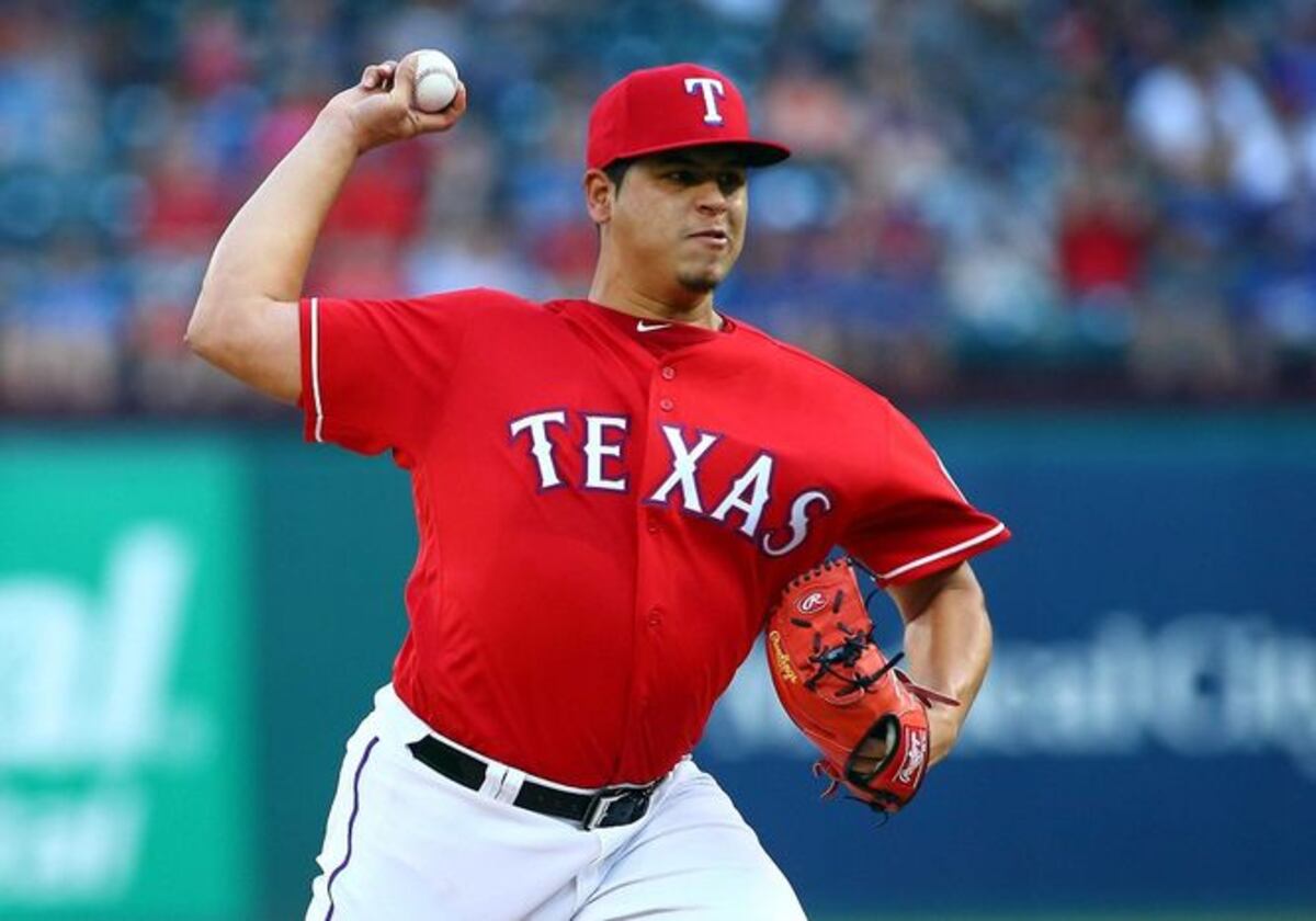 Jurado podría arrancar la campaña en el bullpen de los Rangers