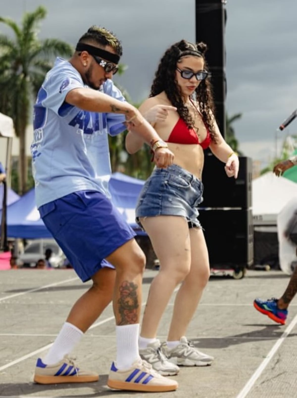 Dancehall con sabor a romance: Yiyi y Musulini roban miradas con beso apasionado