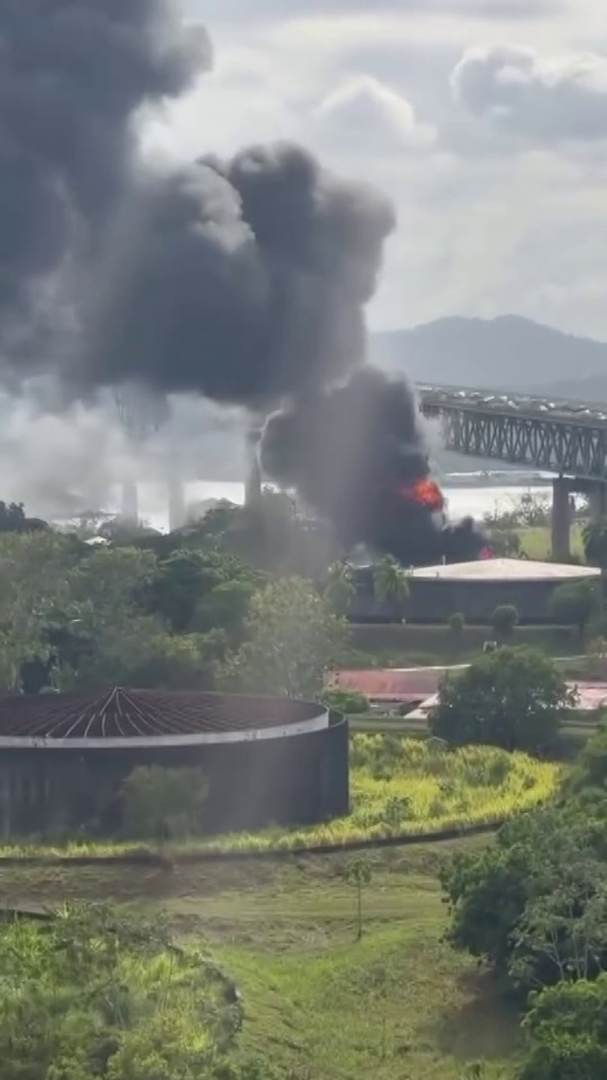 UN MUERTO Y DOS PERSONAS HERIDAS EN INCENDIO DEL PUENTE DE LAS AMÉRICAS