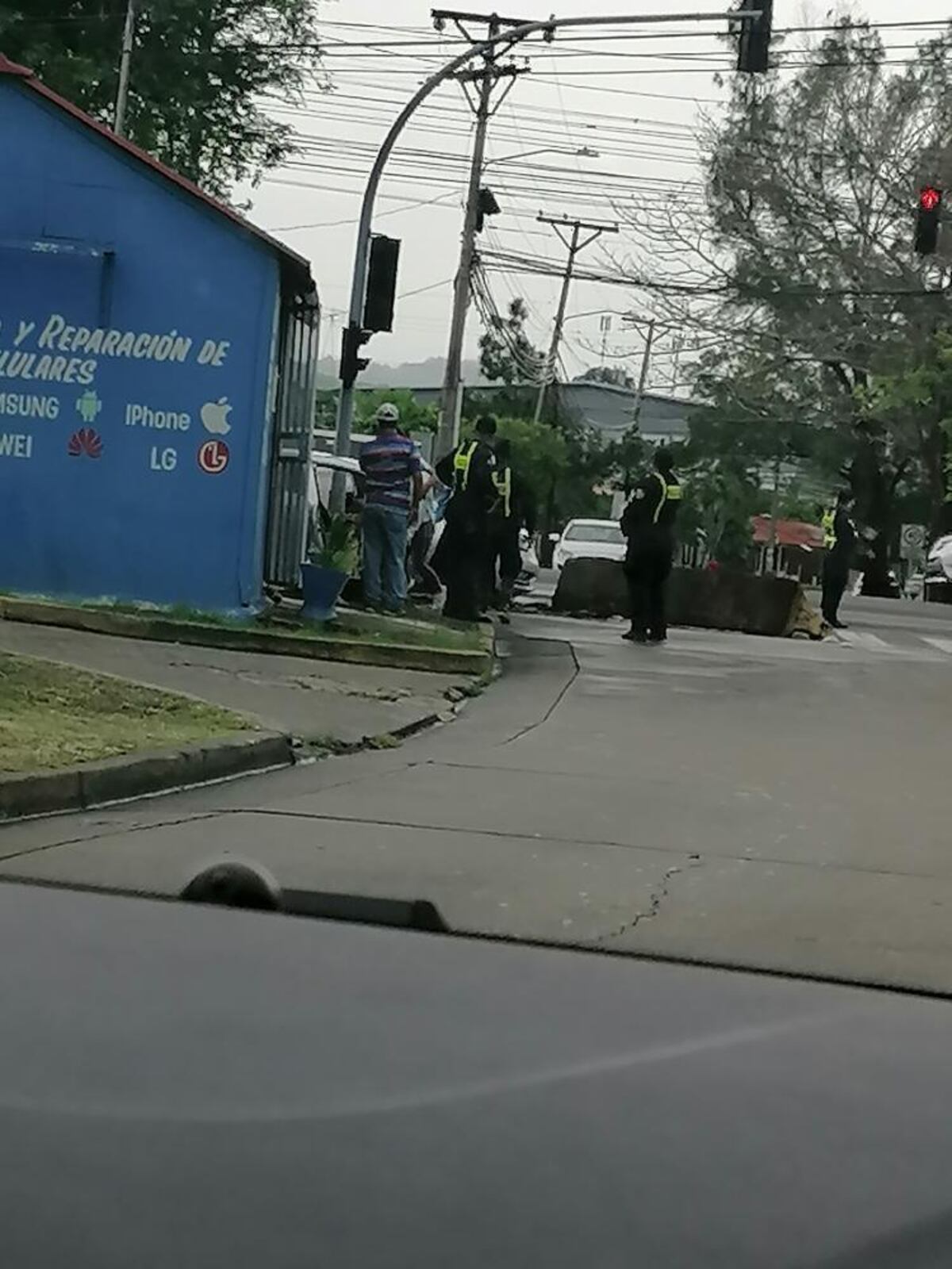 Como de película. Delincuentes arrojan a señora de carro en marcha y se estrellan en Campo Lindbergh