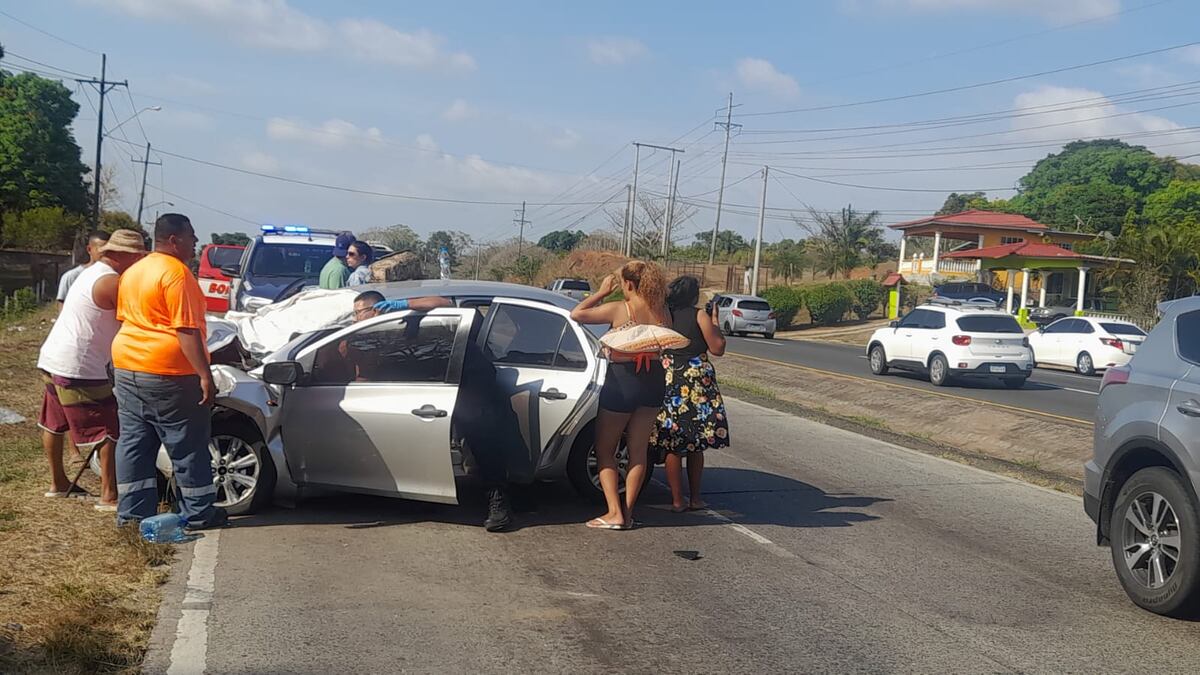 Se quedó dormido. Auto se cruza a carril contrario e impacta de frente con otro. Muere la copiloto