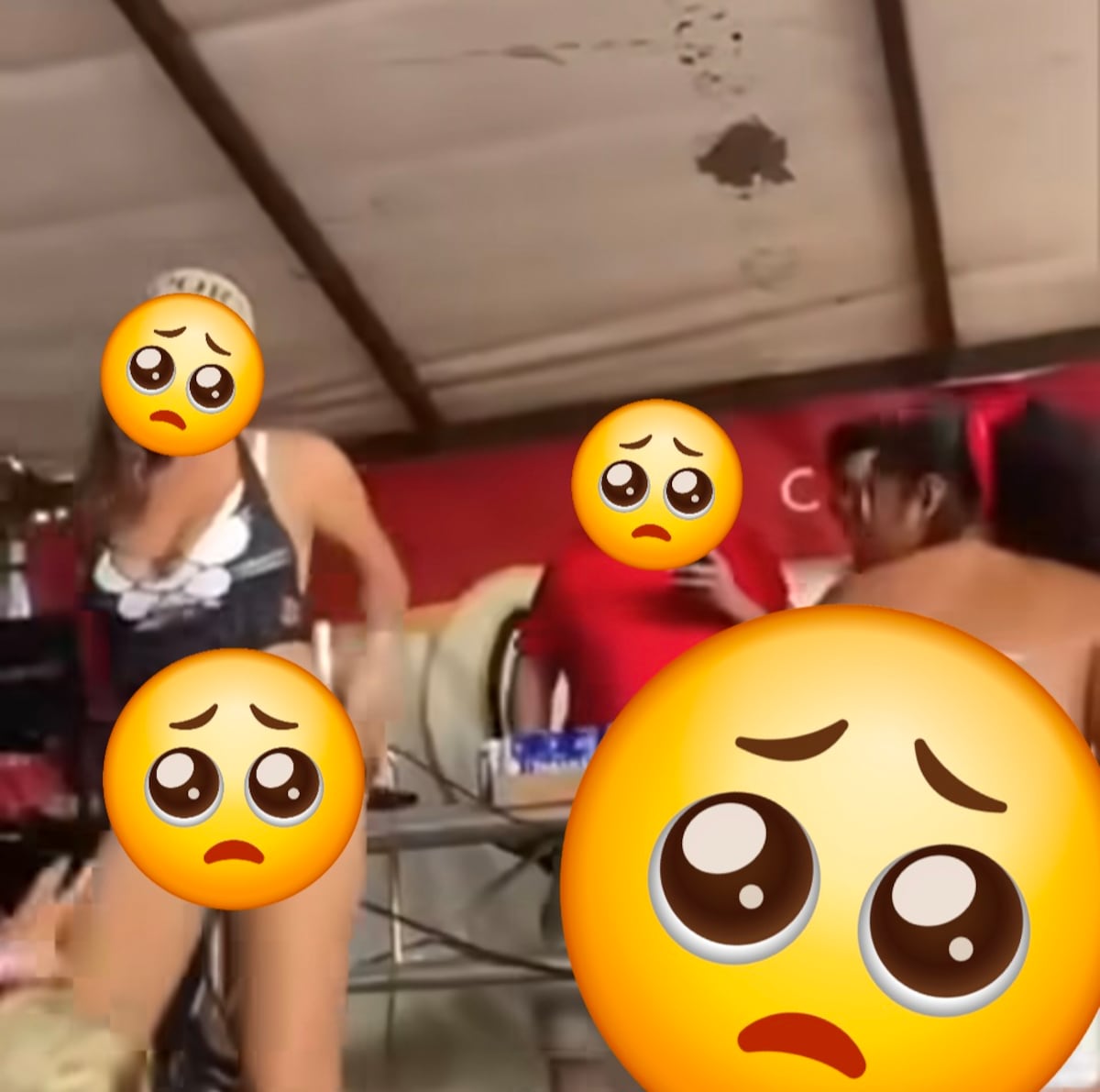 Ponchera en tarima: mujeres bailaron por una caja de cerveza y desataron indignación