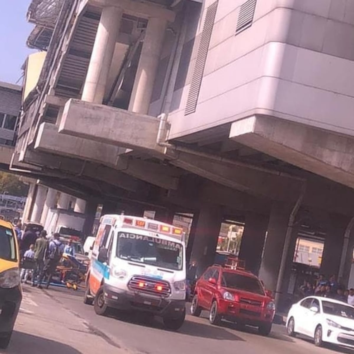 Lamentable. Hombre se lanza de estación del Metro de Los Andes Mall