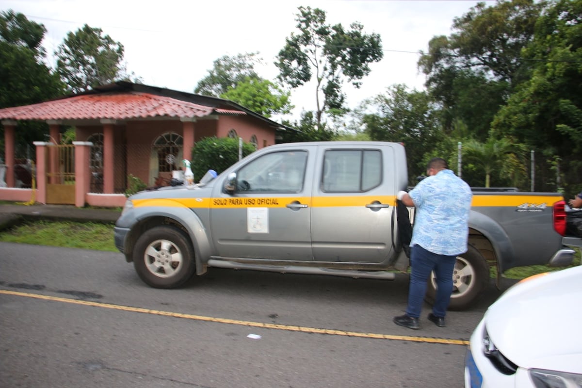 Mujer fue vista con la ropa ensangrentada. Hallaron a su pareja sin vida en la habitación 