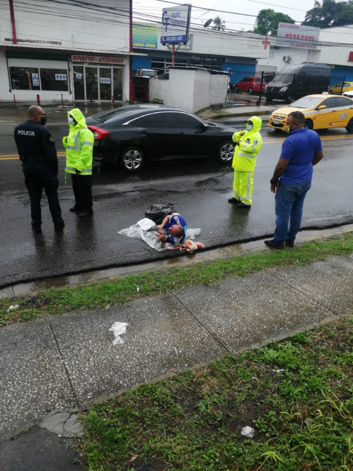 Increíble. Hombre fue atropellado y esperó bajo un fuerte aguacero más de una hora para ser auxiliado por el 911 | Video