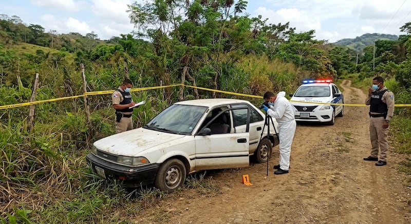 Misterio en El Rincón, Río Hato: encuentran vehículo abandonado con un hombre extranjero asesinado dentro