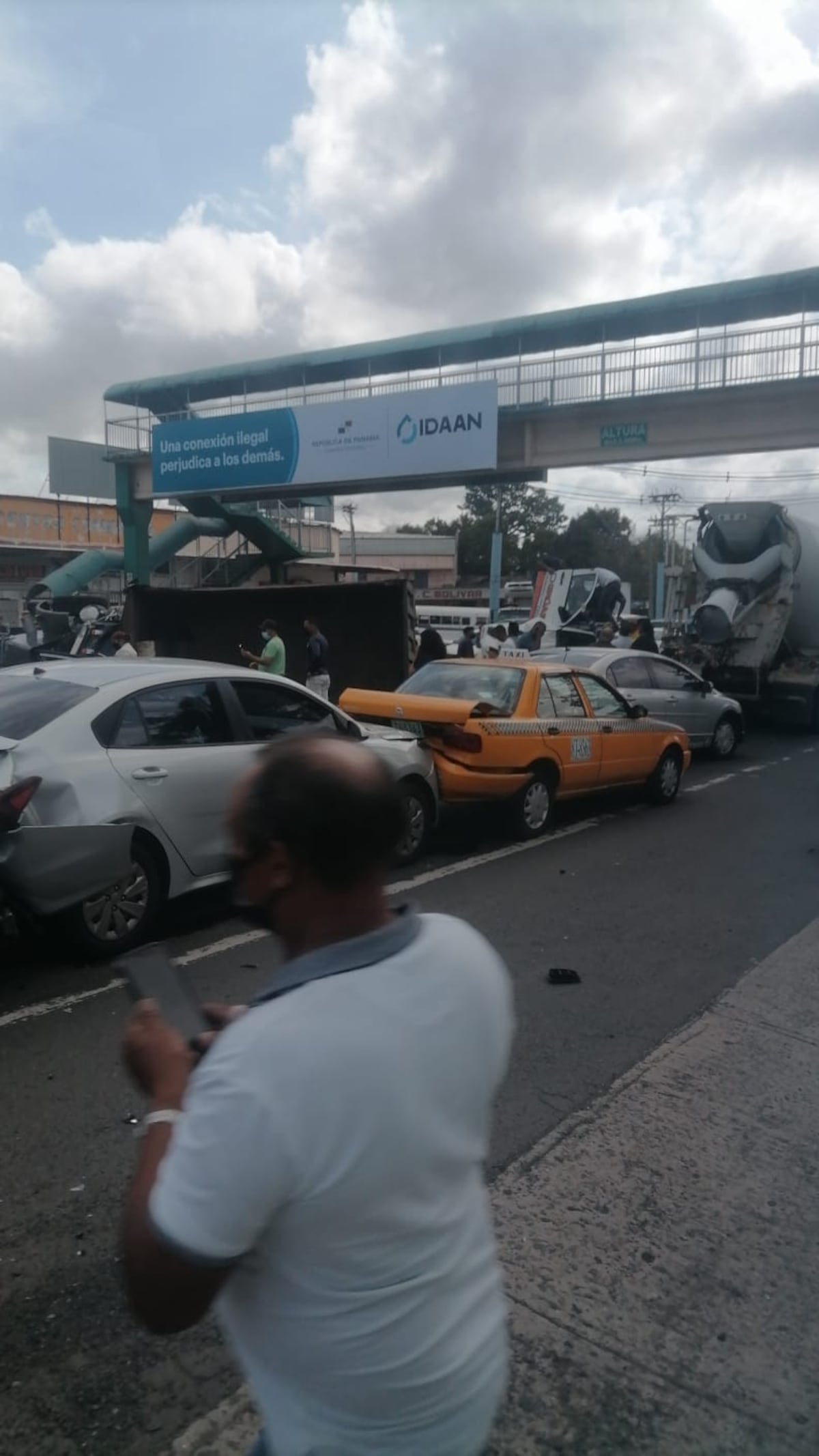 Camión volquete se quedó sin frenos, 11 heridos, más de 8 autos involucrados