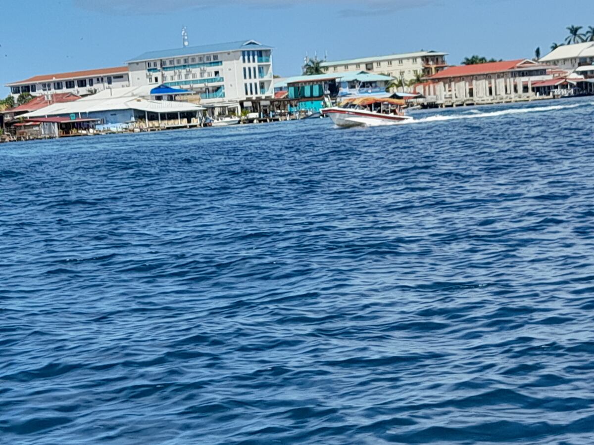 Buscan lancha que chocó con un bote artesanal en isla Colón y causó la muerte de dos hermanos