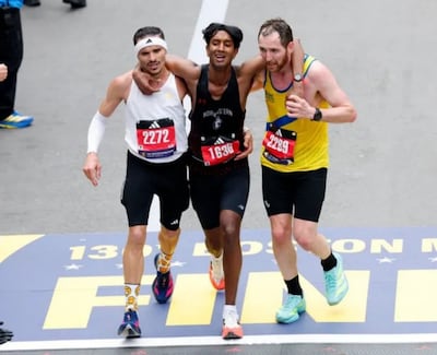 Se desploma en la meta… y sus rivales lo levantan para terminar juntos